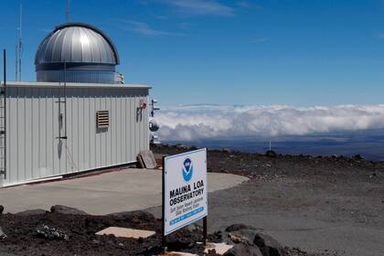 Fotografía de 2019 proporcionada por la Oficina Nacional de Administración Oceánica y Atmosférica de Estados Unidos (NOAA) del observatorio Mauna Loa Atmospheric Baseline sobre la montaña más grande de Hawai para poder tomar muestras de aire libre de contaminación local. (Susan Cobb/NOAA Global Monitoring Laboratory via AP)