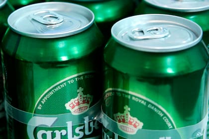 Fotografía de archivo de latas de cerveza Carlsberg en una conferencia de prensa de Heineken y Carlsberg en Londres, el 25 de enero de 2008. (AP Foto/Sang Tan)