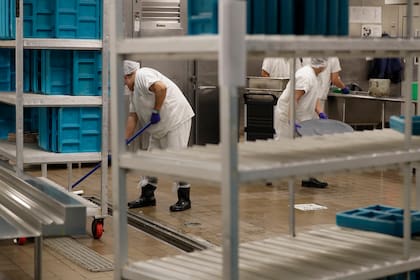 Fotografía de archivo del 10 de septiembre de 2019 de trabajadores en la cocina de un centro de detención del Servicio de Control de Inmigración y Aduanas de Estados Unidos (ICE) en Tacoma, Washington, durante una gira de prensa. (AP Foto/Ted S. Warren, Archivo)