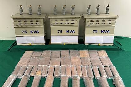 Fotografía publicada por los Servicios de Información del Gobierno de Hong Kong que muestra bolsas de metanfetaminas incautadas en el Aeropuerto Internacional de Hong Kong que venían ocultas en transformadores eléctricos, el martes 18 de octubre de 2022, en Hong Kong. (Servicios de Información del Gobierno de Hong Kong vía AP)
