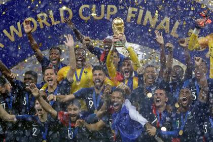Francia, campeón mundial de Rusia 2018: el arquero Hugo Lloris alza el trofeo; FIFA piensa en que imágenes así se den cada dos años en lugar de cada cuatro.