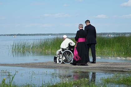 Francisco bendice un lago durante su paso por Alberta