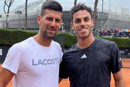 Francisco Cerúndolo y Novak Djokovic, durante un entrenamiento en Roma: este lunes se enfrentarán por los 8vos de final de Roland Garros