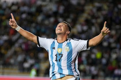 Francisco González festeja el tercer gol de la selección argentina en el empate 3 a 3 ante Uruguay, en el Preolímpico Sudamericano