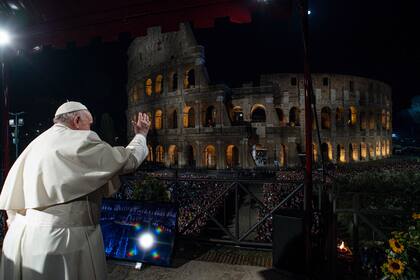 Francisco saluda a los feligreses reunidos en el Coliseo romano por el Viernes Santo