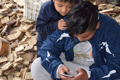 Frente a las dificultades de sus familias, muchos chicos intentan colaborar con la supervivencia en el hogar y esto genera otro grave problema: el trabajo infantil.
