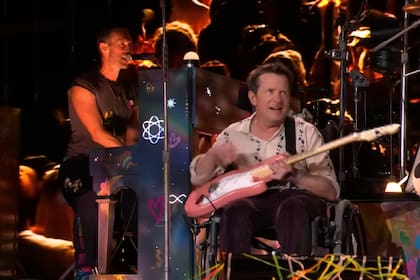 "Fue jodidamente alucinante": así describió Michael J. Fox la experiencia de tocar con Coldplay