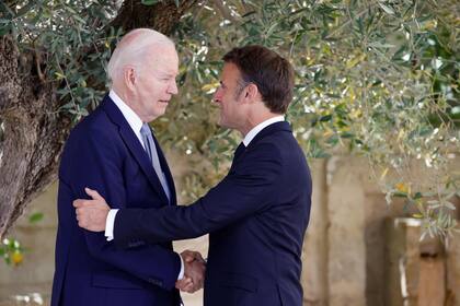 El presidente francés, Emmanuel Macron, le da la mano al presidente estadounidense, Joe Biden, a su llegada al complejo de Borgo Egnazia para la Cumbre del G7 organizada por Italia en la región de Apulia, el 13 de junio de 2024 en Savelletri.