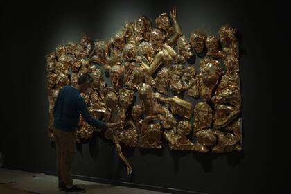 Gabriel Baggio en el museo Moderno durante el montaje del friso Matar y morir, compuesto por figuras de cerámica esmaltada con lustre de oro