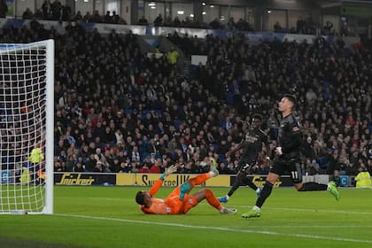 Gabriel Martinelli del Arsenal celebra tras anotar el cuarto gol de su equipo en el encuentro ante el Brighton en la Liga Premier el sábado 31 de diciembre del 2022. (AP Foto/Alastair Grant)