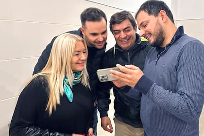 Gabriel Pradines, segundo desde la izquierda, celebra su triunfo en las elecciones internas de Pro en Mendoza; Pradines fue impulsado por Omar de Marchi, exjefe de Pro mendocino y funcionario de Milei