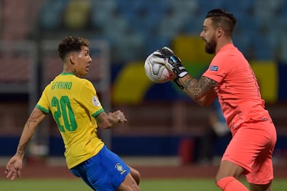 Galíndez atrapa la pelota ante Firmino en el 1-1 ante Brasil que posibilitó la clasificación de Ecuador a los cuartos de final