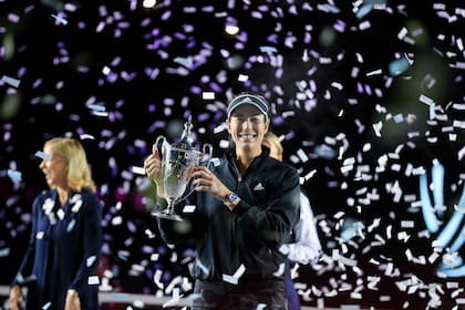 Garbiñe Muguruza alza el trofeo de campeona de las Finales de la ATP tras derrotar en la final a Anett Kontaveit, el miércoles 17 de noviembre de 2021. (AP Foto/Refugio Ruiz)