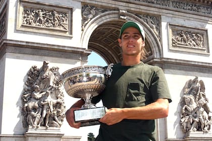 Gastón Gaudio, el 7 de junio de 2004, el día después de conquistar Roland Garros, posando con la Copa de los Mosqueteros en el Arco del Triunfo