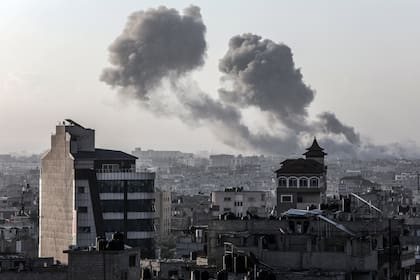 Se levanta humo tras los ataques aéreos israelíes cerca del paso fronterizo de Rafah, el pasado 7 de mayo
