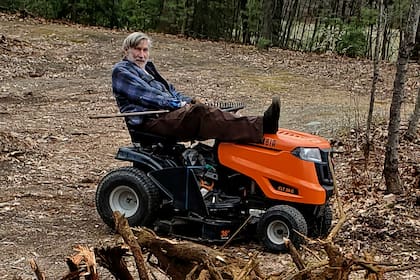 Geoffrey Holt y su tractor cortacésped en Hinsdale, Nueva Hampshire, el 4 de abril de 2020