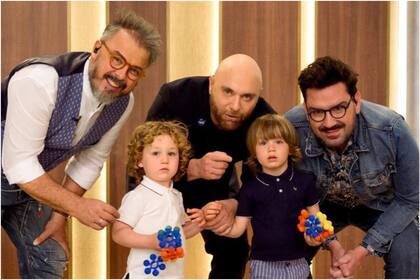 Germán Martitegui y sus hijos junto con Damián Betular y Donato de Santis en MasterChef Celebrity (Telefe) (Crédito: Instagram/@GermanMartitegui)