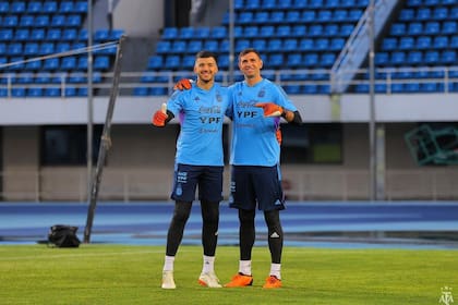 Gerónimo Rulli y Emiliano "Dibu" Martínez, socios del arco de la selección argentina
