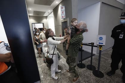 Gloria Katich y su pequeño hijo, Yaroslav, se reencontraron en el aeroparque porteño con su familia