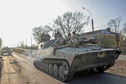 Soldados ucranianos viajan en una artillería autopropulsada 2S1 Gvozdika en las afueras de Bakhmut el 9 de noviembre de 2022, en medio de la invasión rusa de Ucrania.