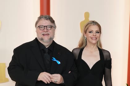 Guillermo del Toro, izquierda, y Kim Morgan llega a los Oscar el domingo 12 de marzo de 2023 en el Teatro Dolby en Los Angeles. (Foto Jordan Strauss/Invision/AP)