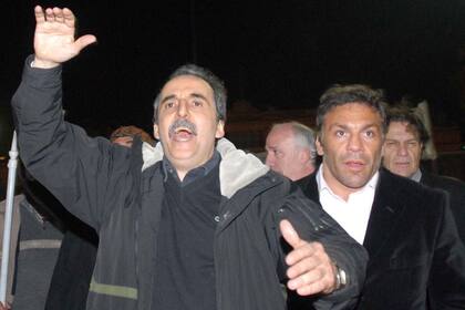 Guillermo Moreno y el boxeador, ya fallecido, Jorge "Acero" Cali, durante una marcha en apoyo del Gobierno en 2008