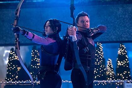 Hailee Steinfeld y Protagonizada por Jeremy Renner en la navideña Hawkeye
