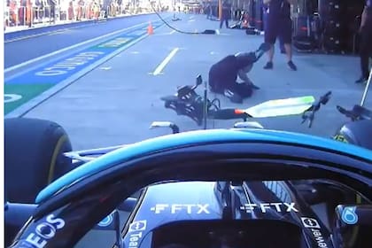 Hamilton se llevó por delante a un mecánico de Mercedes