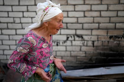 Hanna Sylivon, de 76 años, llora fuera de su casa, destruida por los ataques rusos en Cherníhiv, Ucrania, el domingo 19 de junio de 2022. (AP Foto/Natacha Pisarenko)