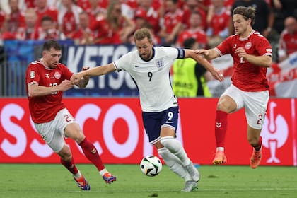 Harry Kane maniobra entre Pierre-Emile Hojbjerg e Joachim Andersen; el delantero volvió a vulnerar al arquero Peter Schmeichel, pero Inglaterra quedó en deuda frente a Dinamarca por la Eurocopa.