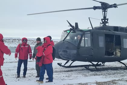 Helicóptero de Aviación de Ejército 11 de la Brigada Mecanizada XI completó la evacuación de opoerarios aislados en las represas de Santa Cruz.
