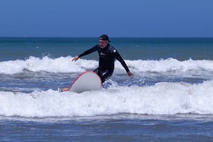 Horacio Rodríguez Larreta practicó surf en las playas de Chapadmalal