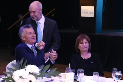 Horacio Rodríguez Larreta saluda a Mauricio Macri en la mesa que compartió con Patricia Bullrich en una cena de la Fundación Libertad