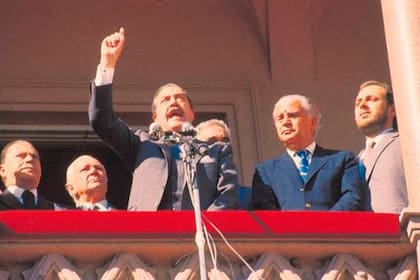 Hoy es el Día de la Restauración de la Democracia en recuerdo a la asunción presidencial de Raúl Alfonsín que acabó con los gobiernos de facto de 1976-1983
