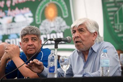 Hugo Moyano junto con su hijo Pablo, en una asamblea de los camioneros, el 19 de enero pasado