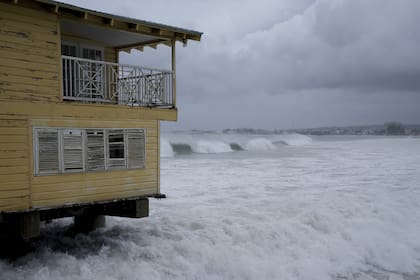 Las olas azotan un muelle durante el paso del huracán Beryl en Bridgetown, Barbados, el 1° de julio de 2024