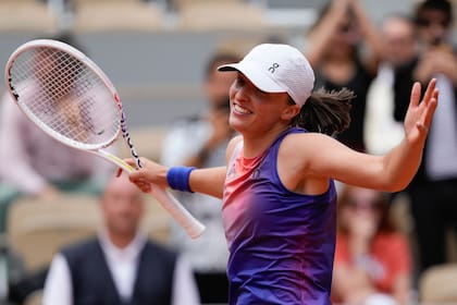 Iga Swiatek, tres veces ganadora de Roland Garros, busca su cuarto título y en semifinales enfrentará a Coco Gauff