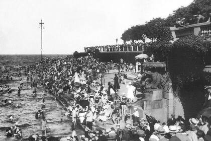 Imagen de la década del 20, en la actual Costanera Sur, cuando todavía era posible bañarse en el Río de la Plata