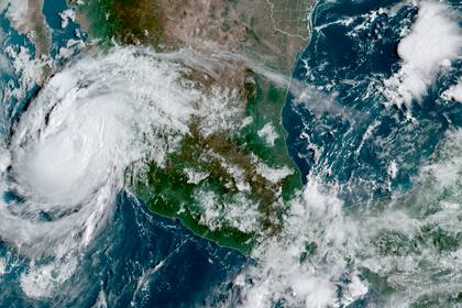 Imagen de satélite facilitada por la Oficina Nacional de Administración Oceánica y Atmosférica de Estados Unidos (NOAA por sus siglas en inglés) en la que aparece el huracán Olaf frente a la costa mexicana en el Pacífico mientras su ojo se acerca al balneario mexicano de Los Cabos, en la punta de la península de Baja California, el jueves 9 de septiembre de 2021, siendo las 10:30am ET. (NOAA/NESDIS/STAR GOES vía AP)