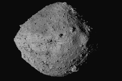 Imagen proporcionada por la NASA muestra el asteroide Bennu visto desde la nave espacial OSIRIS-REx