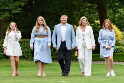 Impecables y espléndidos, así lucieron los reyes de Holanda y sus hijas en el clásico posado de verano. En una sintonía de blanco y celeste, la familia se mostró sonriente, cariñosa y predispuesta