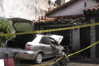 Incendiaron un auto en la entrada de una casa en Vicente López