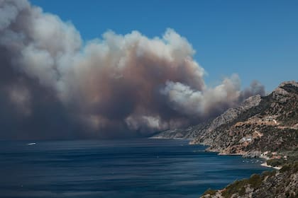 Incendio en la zona de la playa de Vatera, Lesbos, Grecia