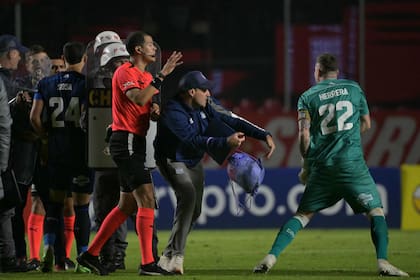 Incidentes en San Pablo: Herrera, el arquero de Talleres, discute con el árbitro colombiano Jhon Ospina; la policía brasileña intercedió y empujó a algunos jugadores