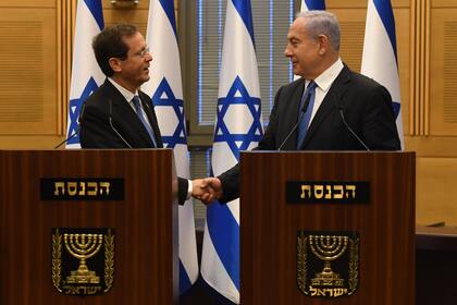 Isaac Herzog recibe el saludo de Benjamin Netanyahu