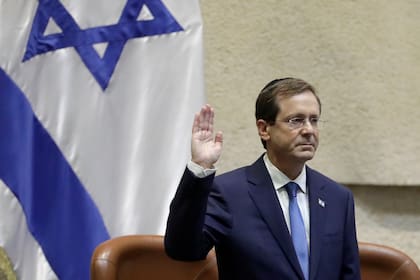 Isaac Herzog toma juramento como nuevo presidente de Israel en una ceremonia en el Parlamento, en Jerusalén, el 7 de julio de 2021. (AP Foto/Sebastian Scheiner)