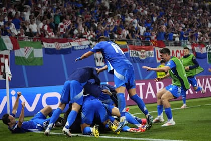 Italia empató en el final y se clasificó a los octavos de final
