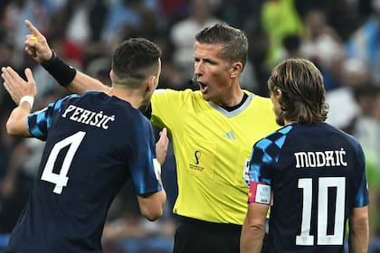 Ivan Perisic y Luka Modric protestan contra el árbitro italiano Daniele Orsato por el penal en favor de la Argentina