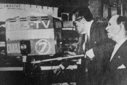 Jaime Yankelevich y Enrique Susini en la primera transmisión de la televisión argentina