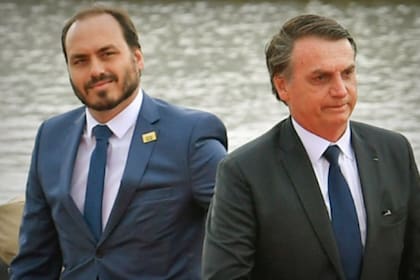 Jair Bolsonaro con Carlos, su hijo, Carlos, involucrado en la investigación por lavado de dinero